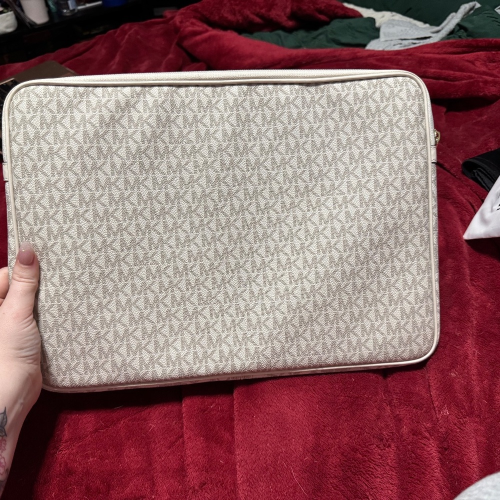 Michael Kors laptop sleeve - Picture 2 of 3